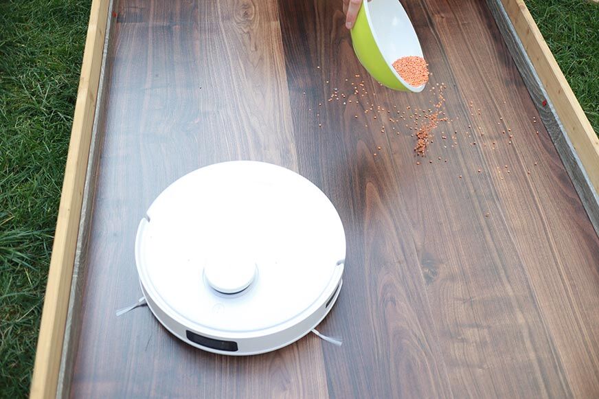 Beim Saugtest des Ecovacs Deebot T10 wird Schmutz auf dem Boden verteilt